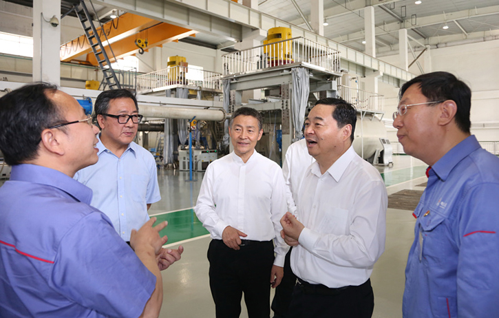 郝鹏与Z6尊龙集团一线科技人员深刻互换